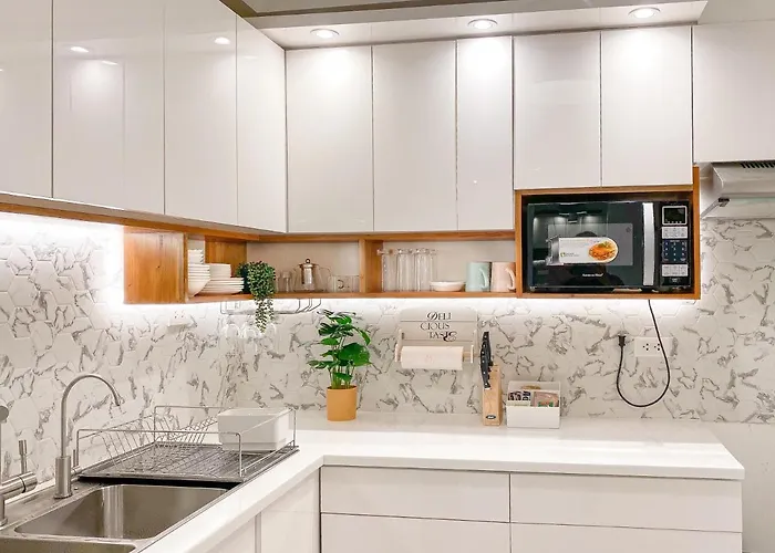 Large 1-bedroom 60sqm Makati Rockwell Cbd Poblacion Apartment *